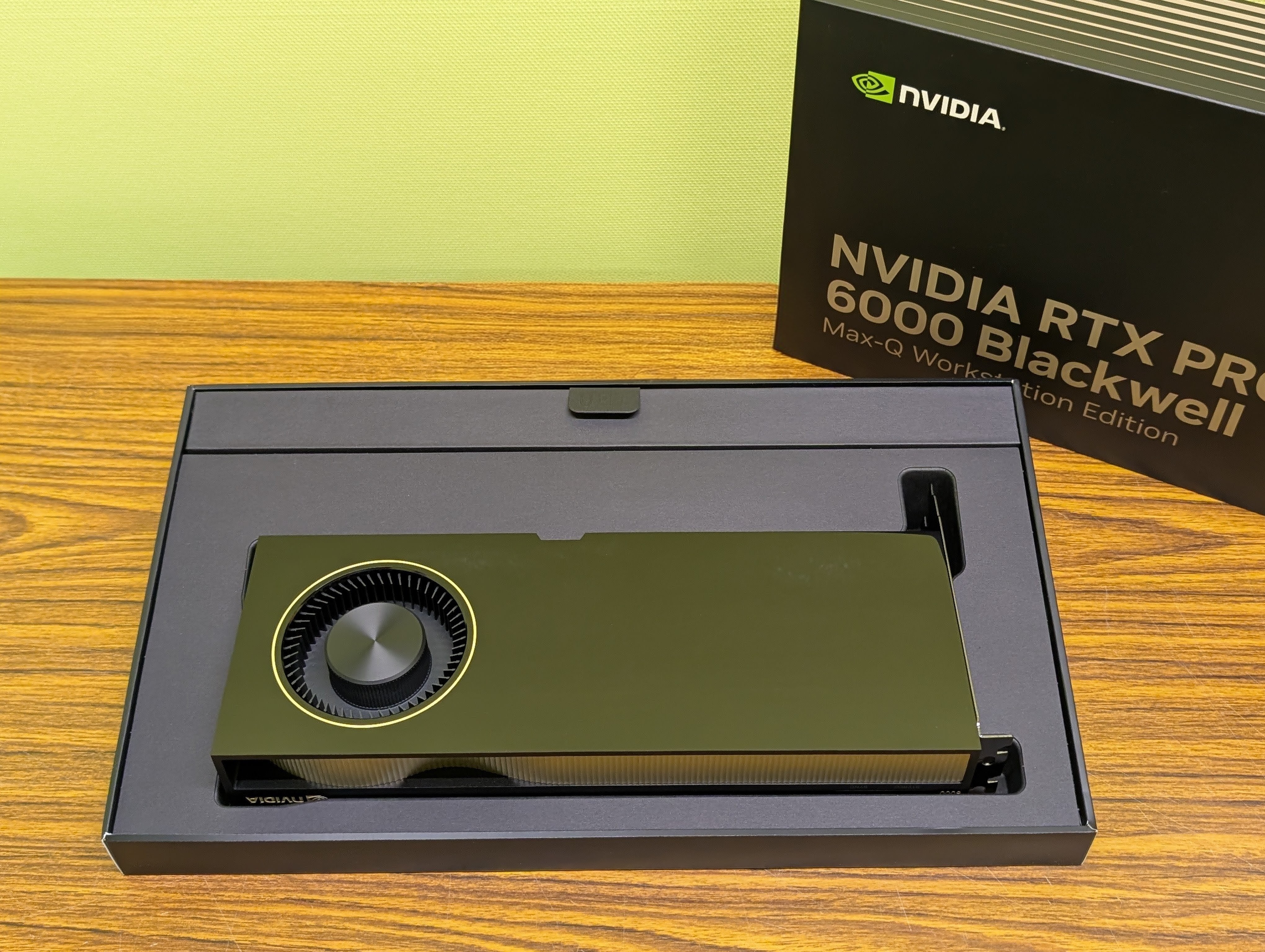 【新品】NVIDIA RTX PRO 6000 Blackwell Max-Q Workstation Edition 96GB
